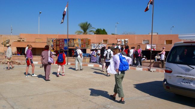 駐車場を出て、