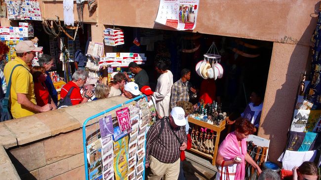 店の並びを通るだけ。