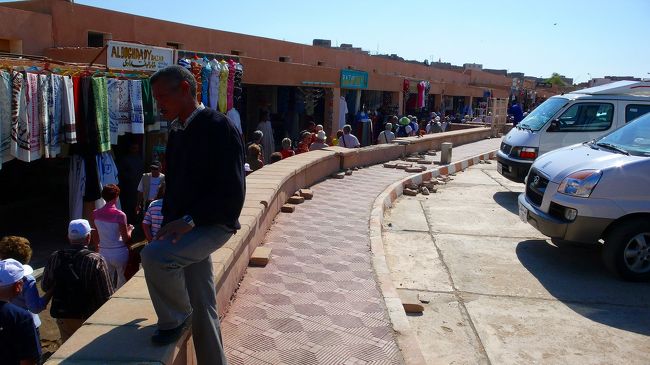 冷やかしで帽子の値段を聞いてみたら、１０ドラー（テンドラー）、ひのまま立ち去ると一気に５・３・１ドラーと減っていきます。<br />いったい売値なんぼやねん。<br /><br /><br />ここでも「遺跡のみ」の見学で、他を歩き回るなんて到底できません。