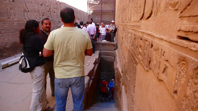 ナイルメーター（水位計）へ行く階段。<br />ナイル川をここまで引っ張ってきているそうです。<br />他の遺跡でも見かけました。