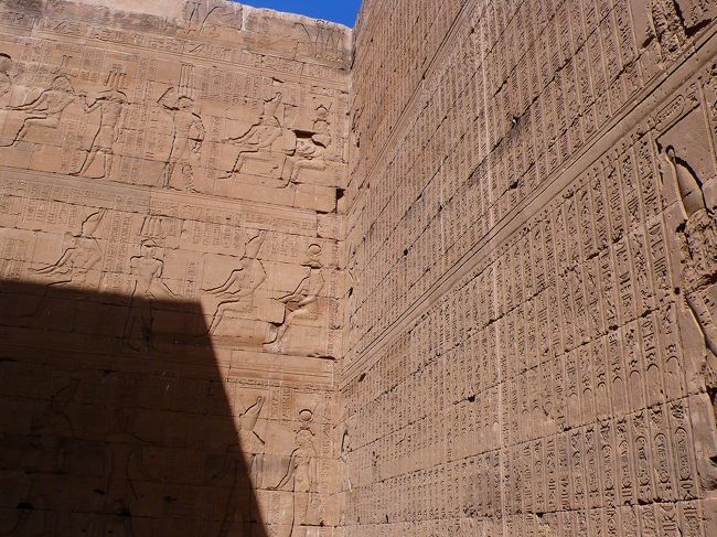 エドフは保存状態がとてもよく、美しい遺跡でした。<br />ヒエログラフが一杯ありますが、はっきり読め（見え？）ました。<br /><br />お土産に自分の名前のヒエログラフがいいと読んで探したけど、それはカイロだけしかもさがさないとなかなか見当たらないという話でした。