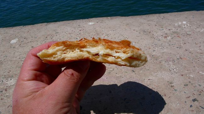 ここではルクソールで前の晩買ったパンを食べました。<br />ちょっと高いこのクリームパンはおいしかったけど