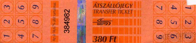 ブダペストでは地下鉄・トラム（路面電車）・バス・トロリーバス・ブダペスト市内のヘーヴ（郊外電車）・登山鉄道の乗車券が共通です。<br />一回券の他に一日乗車券、三日券などがあり、もっと長く使用できるものもあります。一回券にも乗り換えできるトランスファーチケット（380フォリント）とできないシングルチケット（200フォリントくらい）があります。<br />改札は自分でします。地下鉄ならホームに降りる前、トラム・バスなら乗ってすぐの手すりに改札機があるので、その機械に乗車券を入れると日付と時間が印刷されて改札できます。わかりにくいかもしれませんが、写真の右下に印刷されているのがそれです。乗り換えのときにももう一回改札が必要です。乗車券を入れる方向を間違えて反対に改札すると無効で無賃乗車扱いにされてしまうそうです。時間切れも無賃乗車扱い。見つかると罰金を取られてしまうので、矢印の方向に改札しましょう。<br />写真は乗り換え可能なトランスファーチケットです。この券で１回の乗り換えが可能です。最初の改札から90分間、乗り換えの改札後60分（Ｍ１は30分）有効です。