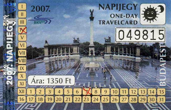 これは一日乗車券。<br />この券でこの日一日ブダペスト市内の地下鉄・トラム（路面電車）・バス・トロリーバス・ブダペスト市内のヘーヴ（郊外電車）・登山鉄道のどれにでも何回でも乗れます。<br />一日乗車券などは改札の必要がないので、とってもおすすめ！購入のときに使用開始日を入れてくれます。写真は４月７日のもの。長期滞在の方は三日券や一週間券がおすすめです。