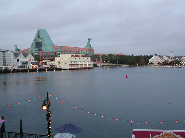 部屋からの眺め･･･朝(左手)<br />スワンとドルフィンが見えます｡<br />10年前はドルフィンに宿泊｡