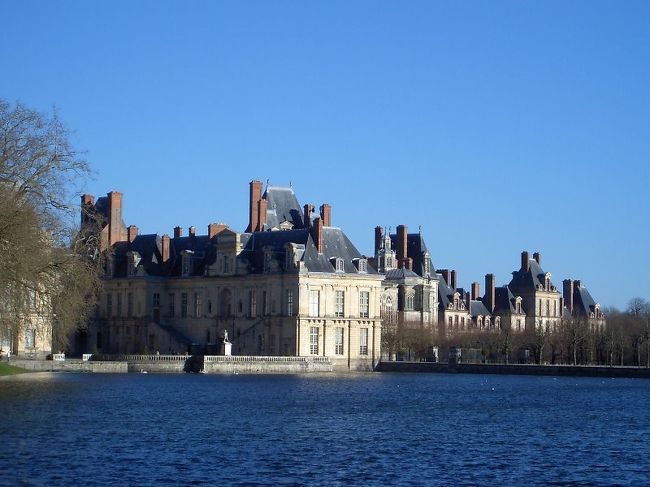 中庭からのフォンテーヌブロー城。立派です。