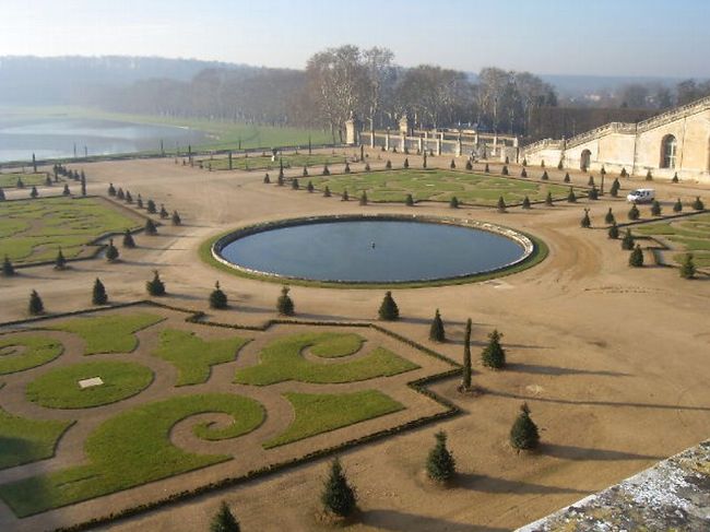 宮殿南側の庭。左右対称に造られています。