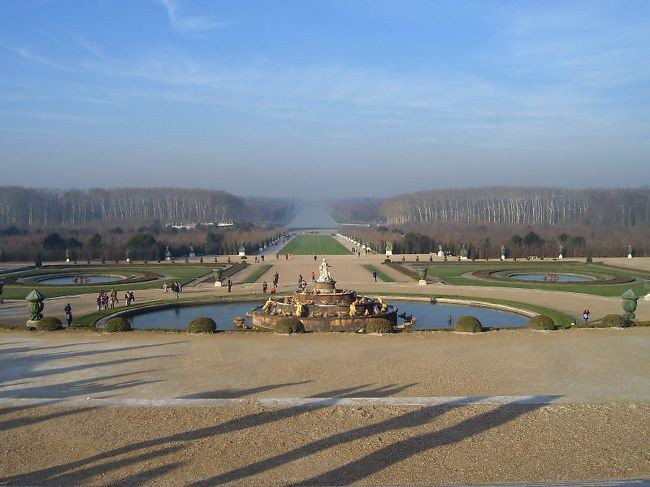 どこまでも続くかのような庭。永遠の繁栄を願ったのでしょう。