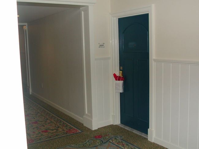 イヴの夜<br />ドアノブにプレゼントが...