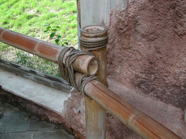 手元を見て<br />ヒモに見えますが､<br />ヒモに似せて造っていたはず