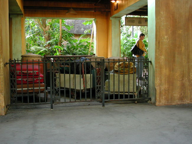 汽車待ちのホームで｡<br />荷物が雰囲気を醸し出しています｡