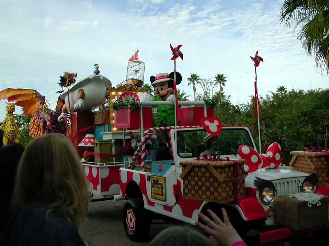 Mickey's Jammin Jungle Parade<br />橋のたもとがBESTポジション､<br />道幅が狭いので間近で見られます｡