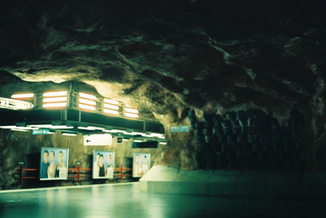 岩盤をくりぬいて作ってありそれを生かして天井や壁にしているあたりが素晴らしいです。