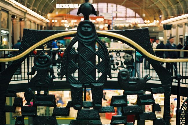 駅の手すりの装飾がユニークでした。