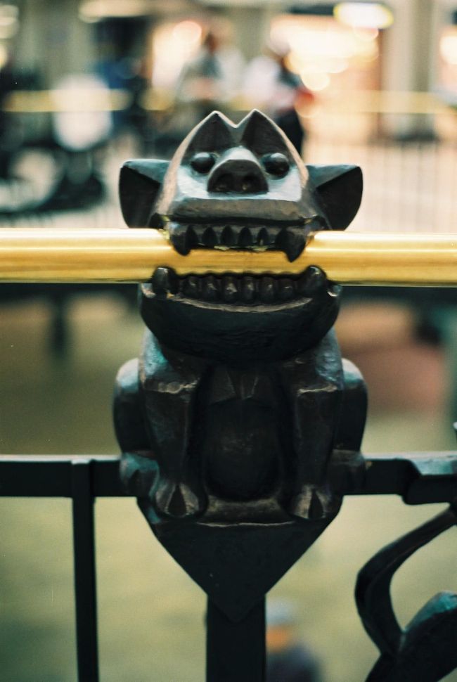 ストックホルム中央駅のコンコースの手すり、こんなところまでアートしてました。