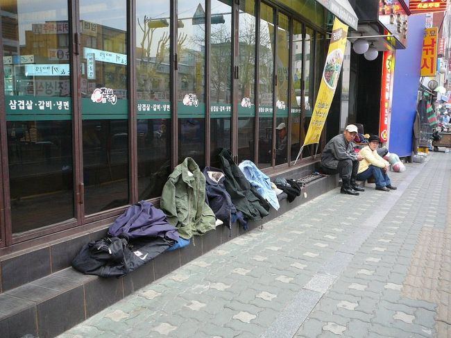 これもお店です。端のほうに売主が座っています。う〜ん、、、、フリマよりも、どこだってマーケット！という名前があっているかも。