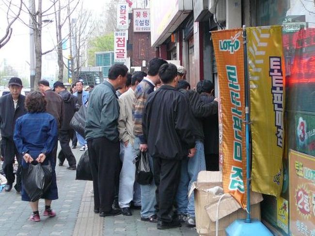 時々人だかりがあります。これは何の人だかりか、確認は出来ませんでした。すごく狭い間口に男性ばかり首を突っ込むようにしているので、まったく見えませんでした。賭け事だったかも？？他にもあったので。