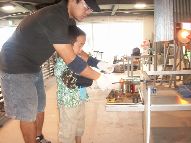 １日だけ雨の日があったので、体験をしてみました。Gala青い海はむら咲村の隣にあって、いろんな体験ができます。建物も海もきれいなのに、雨で残念だけど空いているし、晴れた日よりもいいかも。まずは、琉球ガラスの体験。