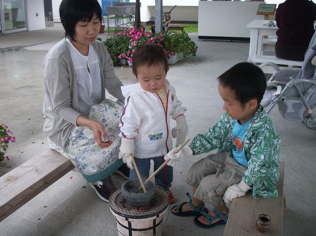 こちらは、塩作り体験。可愛い素焼きの壷に入れてラッピングさせてくれます。