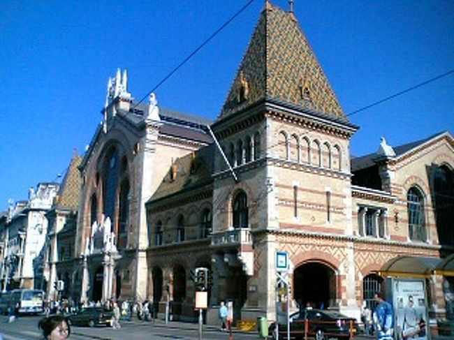 中央市場。<br />とても大きく立派な建物で、外から見ただけでは市場とは思えない。