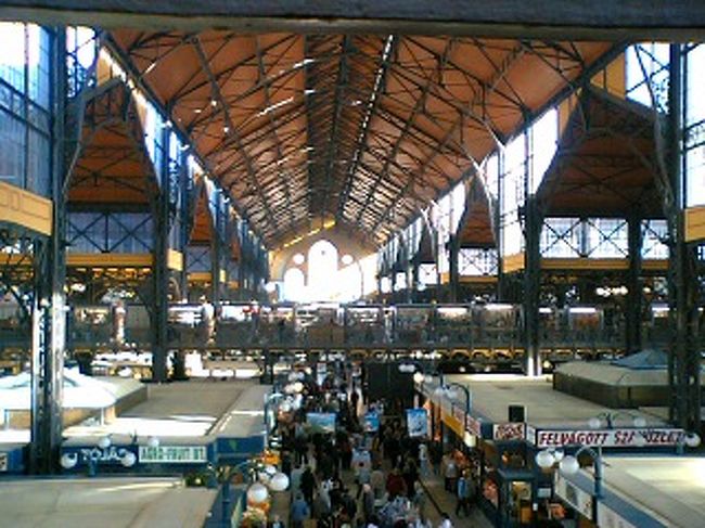 中央市場の中はこんな感じ。<br />地下１階地上２階建て。地下１階はスーパーマーケット、１階は食品、２階は雑貨や服を売っている店とレストランが多い。