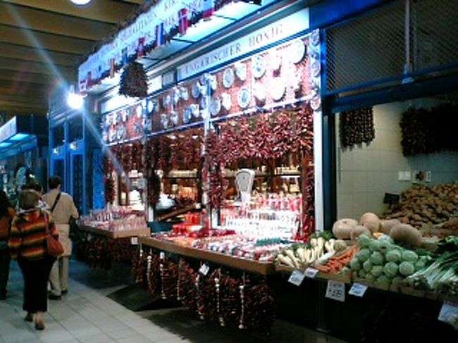 中央市場の１階。<br />パプリカ屋さんにはパプリカがびっしり。