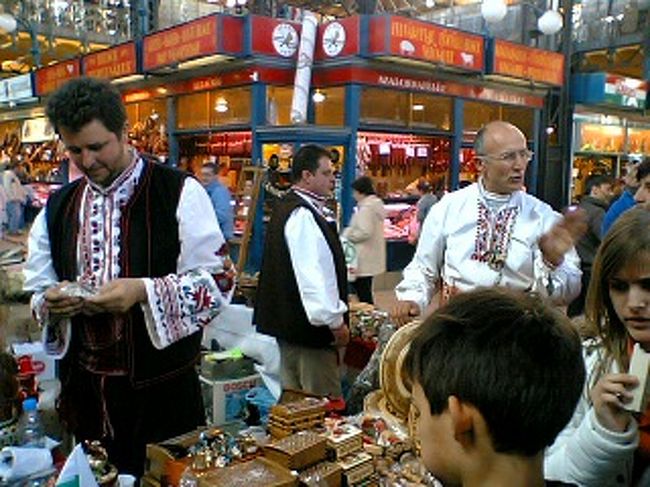 この日中央市場ではブルガリアフェア開催中でした。<br />といわけで、ブルガリアみやげも購入。<br />この方々が着ているのも、ブルガリアの民族衣装。