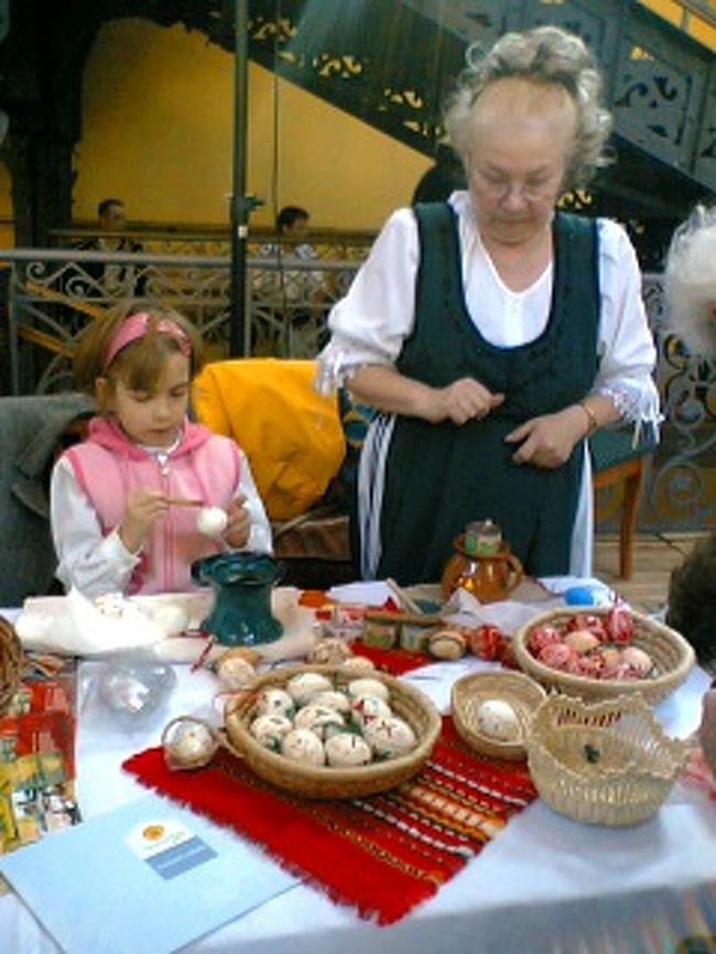 イースターの卵を売っていたお店。<br />お孫さんがおばあちゃんのまねをして、卵にペイント中。