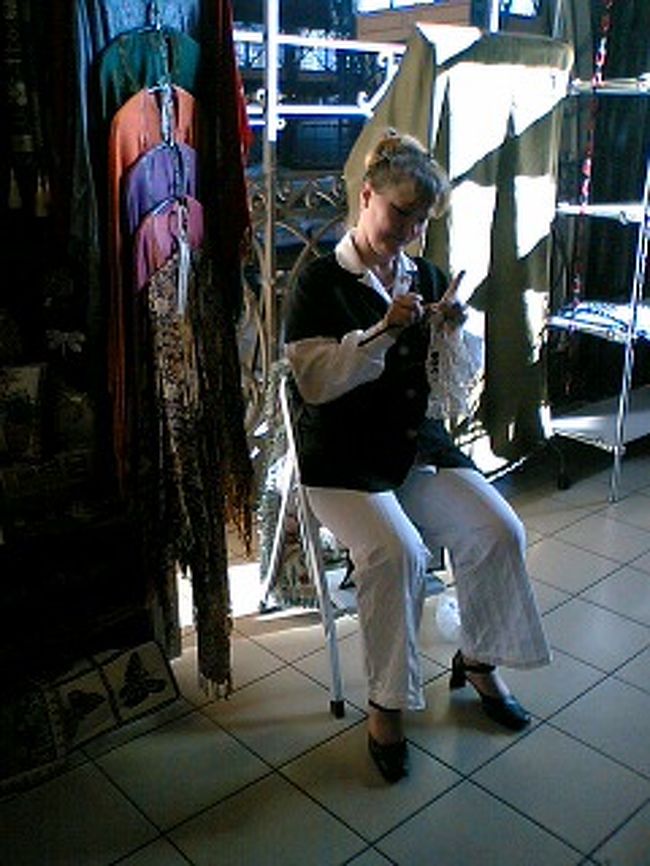 お店の前で編み物中。<br />お店に置いてあったのはこの女性の手作りみたいです。