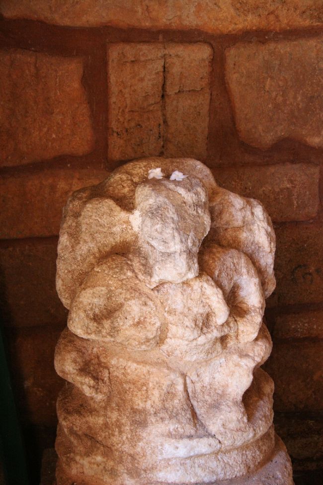ガネーシャ。スリランカの仏教寺院では、ある時期からヒンドゥーの神様も一緒に祭られるようになったそうです。
