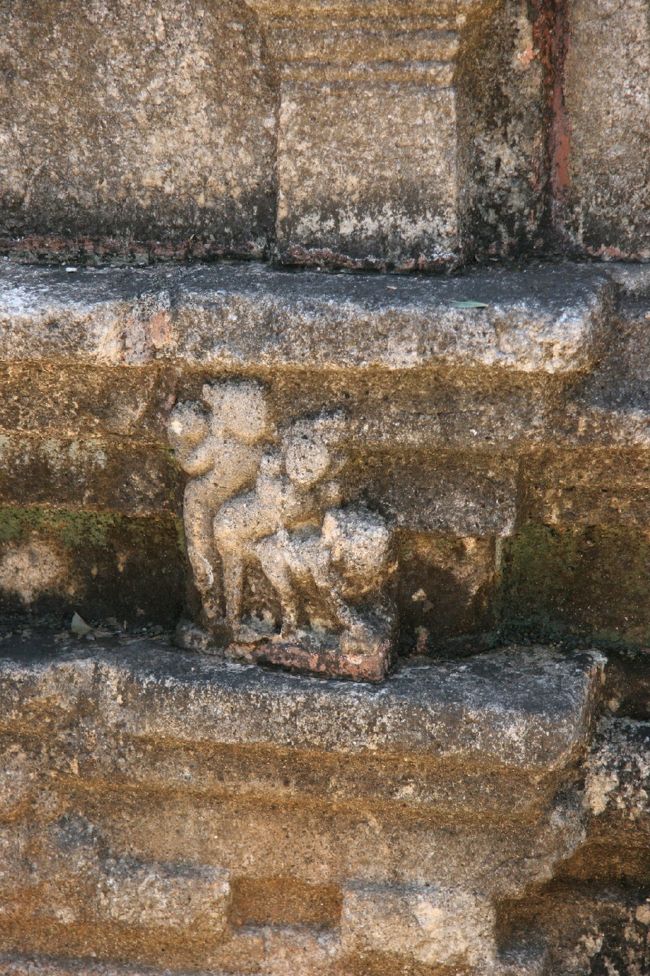 カーマスートラの彫物。仏教とヒンズー教が昔から混在していたことが分かります。