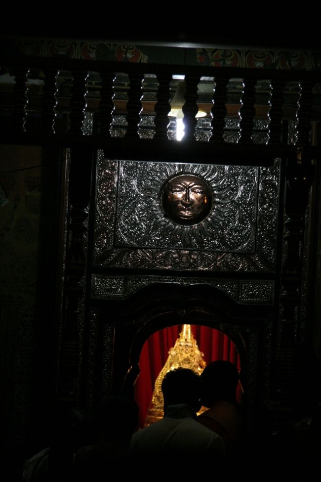 フルムーンの夜に、10数分のみ見れるらしい、仏様の歯が入った金銀･宝石の付いた入れ物が見えてます。