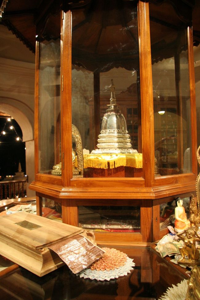 年に１回、お釈迦様の歯を入れて街を練り歩く際の入れ物です。