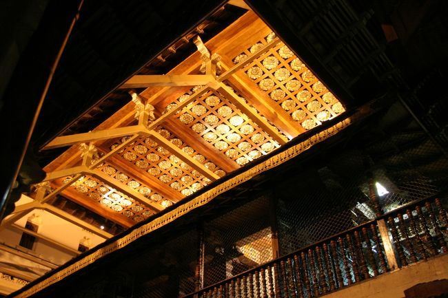 天井がピカピカ！全て蓮の花の形をしています。