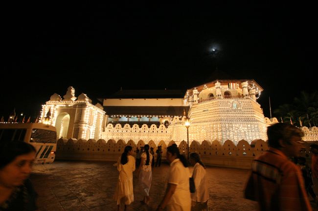 お祭りのためのライトアップ。