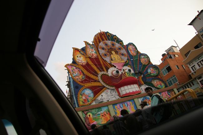 お釈迦様の誕生日を祝うお祭りの山車みたいなものです。山車と違うのは移動しないところ。