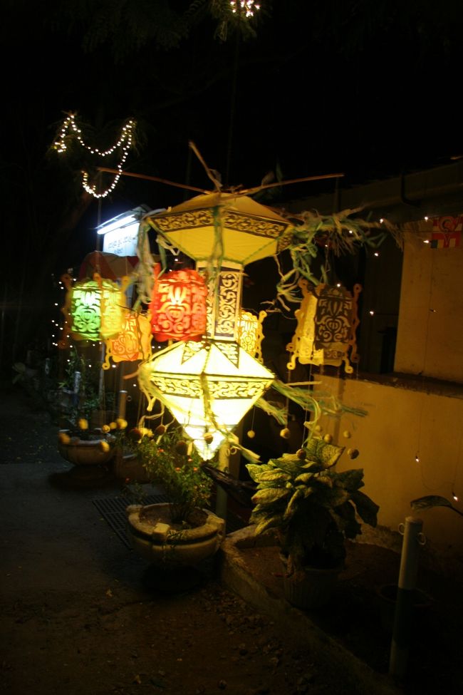 お店の前や、おうちの前に飾ってあるちょうちんです。こったものは、２ｍぐらいの大きさのものも。