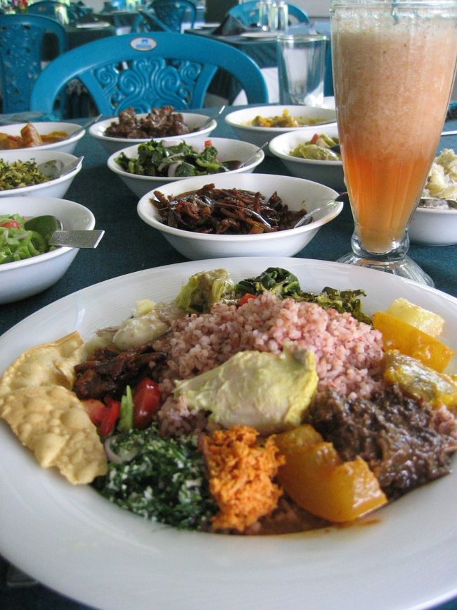 デリシャス！20種類ぐらいのカレーが出てきてどれも美味しいです。私のお気に入りは、サモン（サバみたいな味の魚）カレーとジャガイモカレー。皆さんもお気に入りのカレーを見つけてみては？