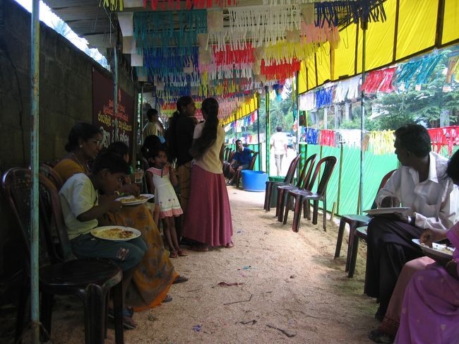 満月の前後には、お金持ちの人たちが、近所の人にご飯や、薬草茶、ジュース、アイス、お米などを無料で配ってます。高給取りでも月収10万円の国で無制限に来る人たちに毎月振舞えるとは、太っ腹です。