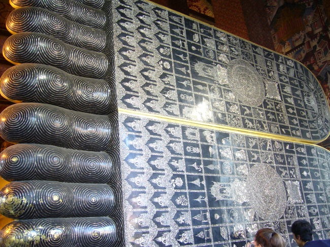 足の裏には、お経のようなものが書いてありました。