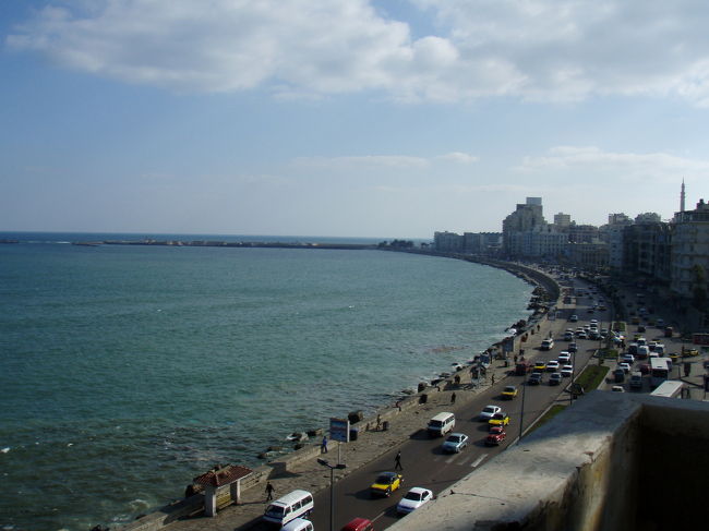 ホテルのバルコニーから見た地中海<br /><br />地中海はかなり強風、怖っ！<br />みんな海沿いの通りに海見ながら、友達、カップルで座ってる感じ<br />観光客はほぼいなくて注目浴びまくる<br />ガンガン見られて『プスプス』うるさい<br />女性は大変そう<br />旅行者はかなり珍しいらしい