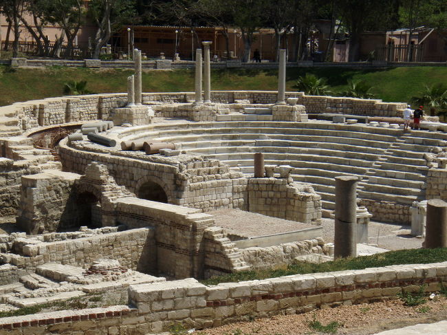 ローマ円形劇場<br /><br />そこまで見る物は無いかな<br />まだ作業中のスペースもあった<br />でも観光のバスとか来てた<br />ここの近くのスークが最高におもしろい