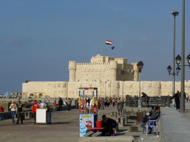 カーイトゥベーイの要塞<br /><br />バスで行こうと思ってたけどよく分からずあたふたしてたら、親切な夫婦がセルビス捕まえてくれて送ってくれた<br />神！<br />料金は1人25ピアストル<br /><br />着いてトイレ探してたら親切な女の子達が教えてくれた＆トイレチップおごってくれた<br />ゴッド！！