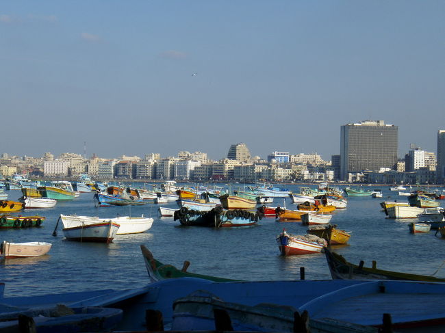 カーイトゥベーイあたりの地中海<br /><br />海沿い歩いて帰った<br />『プスプス』うるさい<br />でもそれだけで、手を振ればとてもフレンドリー<br />聞けばちゃんと教えてくれていい人達