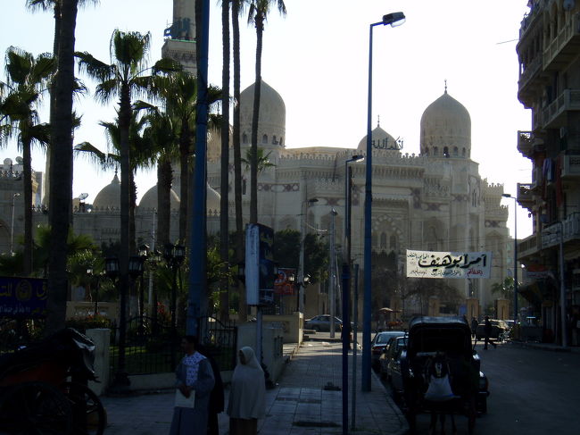 ガーマ・アブル・アッバース<br /><br />男女別の入り口<br />男性は本堂？の中も見れた<br />すごい・・・<br />偉大・・・