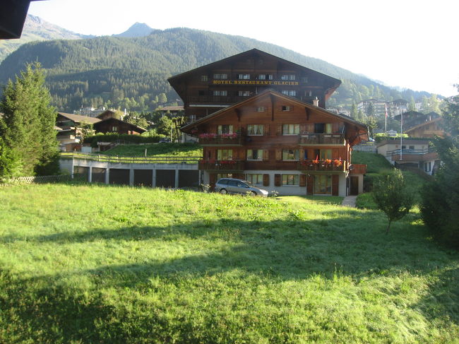 滞在した貸別荘の外観<br />写真手前の草地はパラグライダーの着地点になっていました。