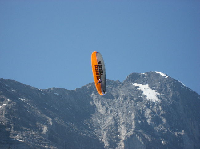 アイガーとパラグライダー<br />パラグライダーが飛んでいました。