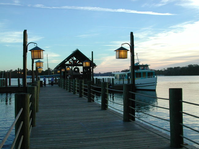 マジックキングダムへ行く船着場が