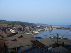 ２日目のお宿は相川近くの稲鯨地区にある敷島荘。

海沿いの集落を一望。

絵に描いたような漁村です。