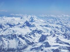 ２１　１２：２８
このあたりがたしかモンブランあたりの上空・・

と、機内アナウンスでそう言っていたので・・

と、思っていたら、
トラベラーのTedさんが助けてくれました !

モンブランあたりは合っていたようですが・・
（たぶん左側の座席でモンブランが見えたはず）

なんと、
『 写真真ん中上に見える三角形の影のある山は、マッターホルン ! 』
とのこと、です !!!

飛行機はこの後 シオン Sion の上空を通過してインターラーケンに向かったようです。